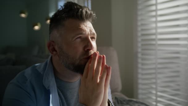 사람은 집에서 마음을 집중하는 문제에 수염을 남자는 개념으로기도에 넣습니다 심각한 — 비디오