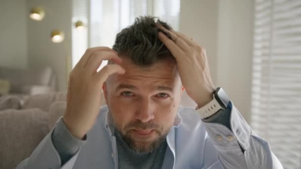 Przystojny Dorosły Mężczyzna Średnim Wieku Ubiera Się Stylizuje Włosy Dotyka — Wideo stockowe