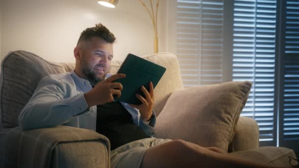Yakışıklı Erkek Sosyal Medyada Kayıyor Iyi Vakit Geçiriyor Evdeki Yumuşak — Stok video