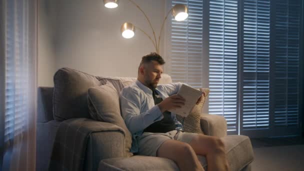 Rustige Knappe Man Ontspannen Tijdens Het Lezen Boek Genieten Van — Stockvideo