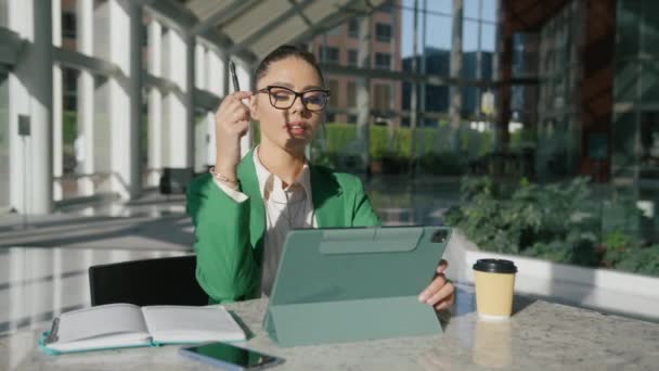 Manajer Eksekutif Wanita Muda Yang Fokus Duduk Meja Kerja Kantor — Stok Video