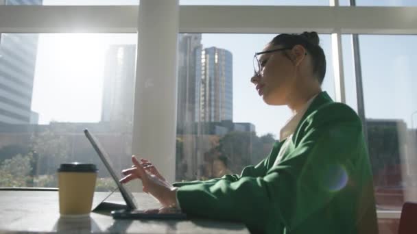 비즈니스 개념을 태블릿의 스크린에 사업가 사무실에서 책상에 경영진 관리자 — 비디오