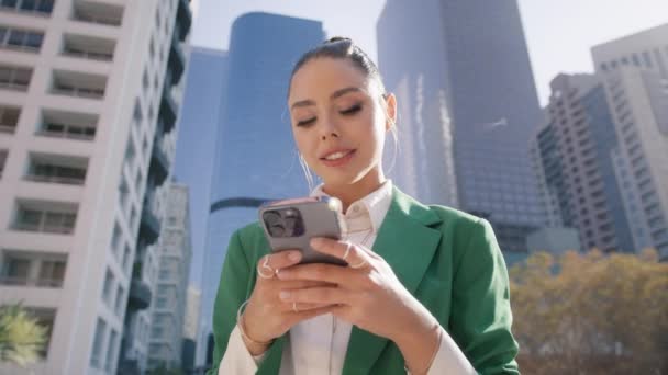 Tânără Elegantă Elegantă Succes Femeie Afaceri Frumoasă Folosind Telefon Inteligent — Videoclip de stoc