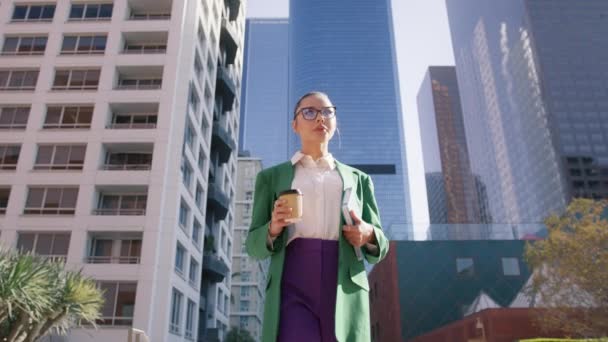 Udane Młoda Piękna Kobieta Notebooka Filiżanki Kawy Spaceru Nowoczesnych Budynkach — Wideo stockowe