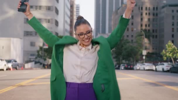快乐兴奋的女商人 年轻企业家在街上用智能手机庆祝胜利 有乐趣的时髦女士享受工作机会 在城市庆祝晋升的职业人士 — 图库视频影像
