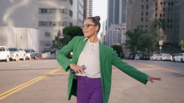 Zabawna Bizneswoman Tańcząca Zewnątrz Smartfonem Centrum Szczęśliwa Zmotywowana Dziewczyna Firma — Wideo stockowe