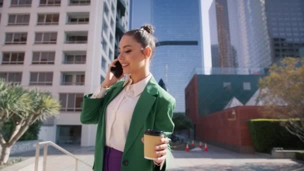 Молода Бізнес Леді Розкішному Одязі Використовуючи Мобільний Телефон Розмови Під — стокове відео