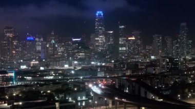 Gecenin sinematik manzarası San Francisco şehir merkezinde, gece aydınlığında. Modern çağdaş şehrin gece aydınlatmalı manzarası. Kaliforniya 'nın çok seviyeli otobanının havadan görüntüsü