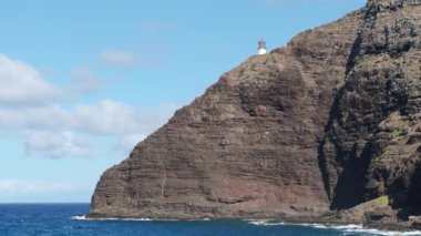 Oahu Hawaii tropikal adasındaki Makapuu Point Deniz Feneri. Mavi Pasifik Okyanusu 'nun üzerinde yükselen sarp kayalıklardaki deniz fenerinin eski tarihi havası. ABD seyehat rotası 4K