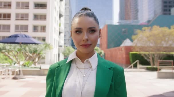 Счастливая Женщина Наслаждается Жизнью Зеленой Куртке Центре Города Заднем Плане — стоковое видео