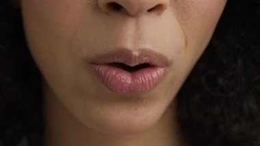 Mutlu sohbetler kapanır. Sohbet etmek. Duygusal eğlence ve neşe dolu yaşam tarzı kavramı. Genç, sağlıklı bir kadın. Güzel bir gülümseme. Melez bir kadın ağzının makro arka planı konuşuyor.