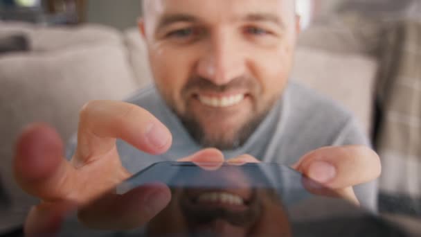 Zavřít Legrační Mužské Rolování Touchpad Displej Smartphone Obývacím Pokoji Doma — Stock video