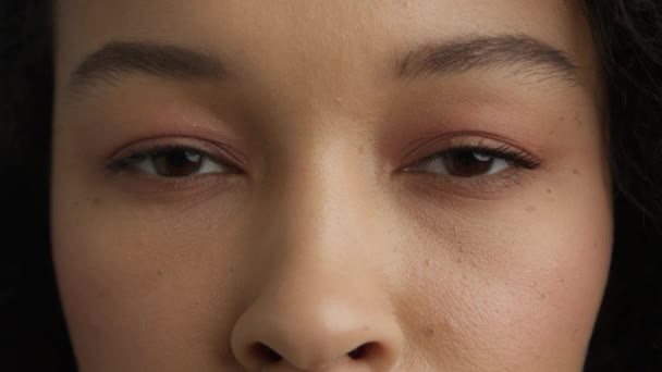 Nádherná Žena Multietnickým Tvarem Očí Zpomaleném Filmu Detailní Záběr Smíšené — Stock video