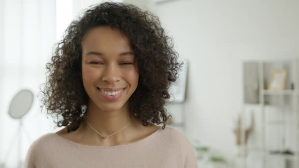 Kıvırcık Saçlı Kendine Güvenen Kadın Modeli Modern Daire Gülümseyen Çok — Stok video