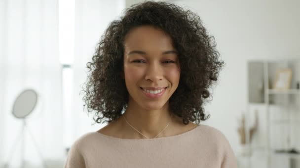 Portrait Visage Souriant Gai Femme Multi Raciale Regardant Caméra Modèle — Video