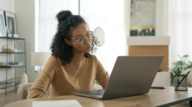 Gözlüklü, evde bilgisayar başında çalışan kafası karışık, çok ırklı, serbest çalışan bir kadın. Gündelik odaklı üzgün kıvırcık kadın girişimci dizüstü bilgisayarla çalışan yeni bir proje geliştiriyor. Eğitimliler 4K yavaş