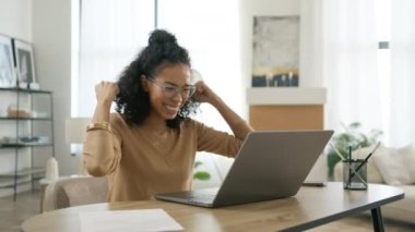 Portre güdümlü kız e-postada iyi haberler okur, zaferden mutludur. Heyecanlı, gözlüklü zeki kadın dizüstü bilgisayara bakar ve online başarıyı kutlar. Coşkulu, çok ırklı kadın işi fırsatı.