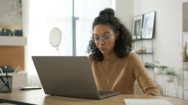 Eğitimliler yavaştır. Gözlüklü, evde bilgisayarla çalışan çok ırklı, serbest çalışan zeki bir kadın. 4K içinde dizüstü bilgisayarla çalışan yeni bir proje geliştiren sıradan bir kıvırcık kadın girişimci.