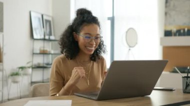 Heyecanlı, gözlüklü zeki kadın dizüstü bilgisayara bakıyor ve online başarıyı kutluyor. Öforik kadın işi fırsatı 4K. Motive olmuş kızın portre görüntüsü e-postada iyi haberler okuyor, zaferden memnun.