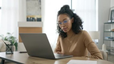 Webcam projesiyle ilgili tartışan iddialı, zeki, ciddi, renkli bir kadın. İş Girişimcisi, video arama uygulamasındaki meslektaşları veya ortaklarıyla iletişim kurma konusunda anlaşmazlık içinde başını sallıyor