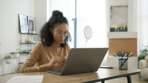 网上购物的概念 超级兴奋的年轻多种族女性使用笔记本电脑上网 在线购物坐在甲板上 时髦的女士在家里花时间学习计算机技术 — 图库视频影像