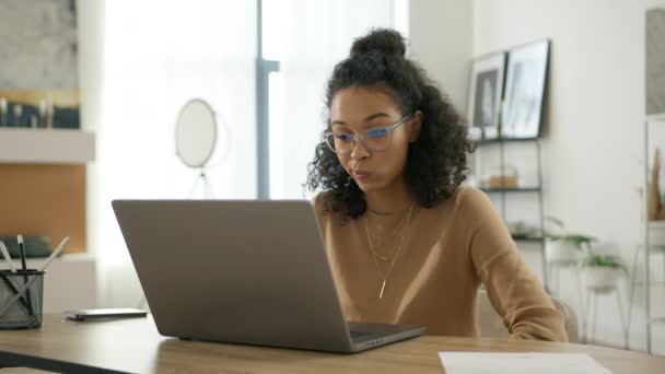 Gente Educación Lento Mujer Freelancer Multiétnica Inteligente Gafas Que Trabajan — Vídeo de stock