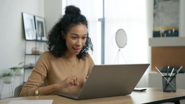 Super Animado Jovem Multi Mulher Racial Usando Laptop Surf Internet — Vídeo de Stock