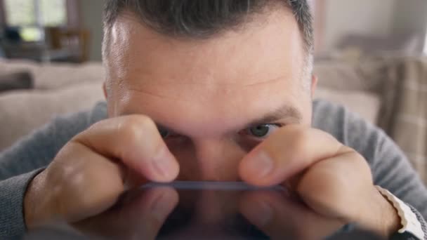 Закройте Смешной Мужской Прокручивающий Мобильный Экран Используя Оба Больших Пальца — стоковое видео