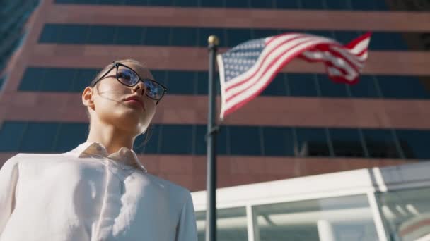 Περήφανη Γυναίκα Που Στέκεται Κάτω Από Αμερικανική Σημαία Κυματίζοντας Στον — Αρχείο Βίντεο