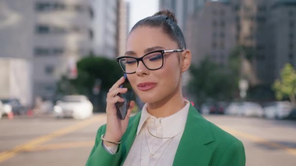 Smuk Positiv Kvinde Stilfulde Briller Taler Telefonen Finansielle Distrikt Vellykket – Stock-video