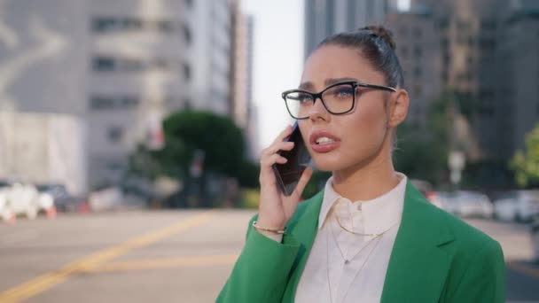 Akıllı Telefon Kullanırken Gülümseyen Başarılı Bir Menajer Modern Şehirde Zarif — Stok video