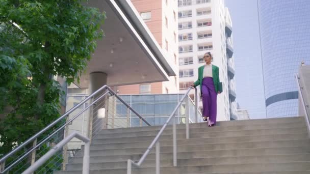 Wunderschöne Elegante Frau Farbblockierenden Anzug Die Selbstbewusst Die Treppe Hinuntergeht — Stockvideo