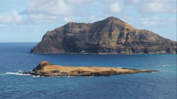 蓝水中风景秀丽的岛屿的电影景观 美丽的自然背景图 怀马纳罗湾 太平洋瓦胡岛周围的落基岛 夏威夷马纳纳岛自然景观 — 图库视频影像