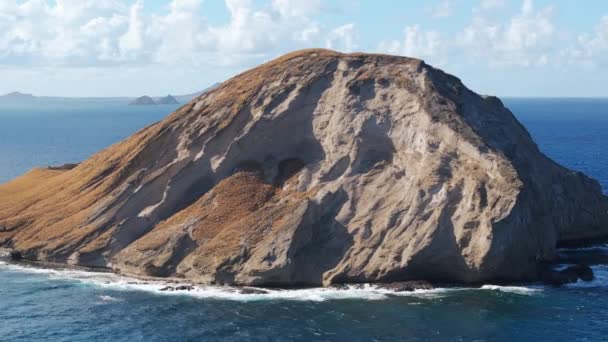 瓦马纳罗湾的马纳纳岛位于太平洋的瓦胡岛周围 夏威夷自然景观的史诗 蓝水中美丽岩石岛屿的电影景观 美丽的自然背景复制空间 — 图库视频影像