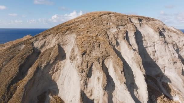 オアフ島ワイマナ湾の火山マナナ島を一望する 古代火山クレーターのエピックビュー ハワイの自然の空中 ハワイの青い海域にある風光明媚な岩の島の風景 — ストック動画