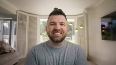Sanatçı komik suratlar yapıyor video çağrısı yapıyor, ekranda daktilo yazıyor, ön kamerayla konuşuyor. Adam duyamıyor, kulağını yaklaştırıyor, yüksek sesle konuşmak istiyor. Erkek iç çeker ve gözlerini devirir.