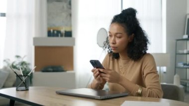 Üzgün genç model işten nahoş bir e-posta alıyor. Tatminsiz kız 20 'li yaşlarda sosyal medyada. Koyu kıvırcık saçlı, çok ırklı, üzgün bir kadın akıllı telefondan okunacak haberlerden korkuyor.