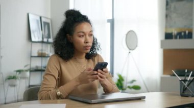 Koyu kıvırcık saçlı, çok ırklı üzgün bir kadın akıllı telefondan okunan haberlerden endişeli. Üzgün genç model işten nahoş bir e-posta alıyor. Tatminsiz kız 20 'li yaşlarda sosyal medyada 
