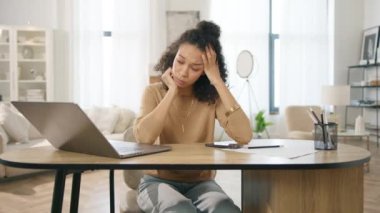 Yorgun, değişik model işkolik işkolik, bunalmış, tükenmiş, son teslim tarihleri 4k. Üzgün, yorgun kadın bilgisayarda çok çalışıyor. Mutsuz, hayal kırıklığına uğramış iş kadını ev ofisinde çalışıyor.