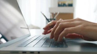 Laptop ya da bilgisayar klavyesinde çalışan meşgul bir kadın hızlı e-posta mesajı yazıyor, web tarayıcısında sörf yapıyor. İş adamı yaşam tarzı 4K. Genç iş kadınlarının klavyede daktilo kullanırken çekilen çekimleri kapat