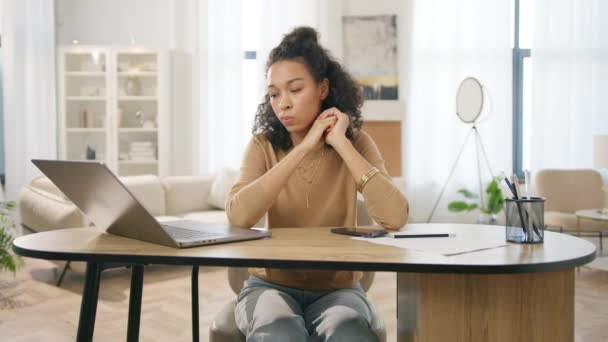 Nieszczęśliwa Sfrustrowana Bizneswoman Pracująca Zdalnie Biurze Zmęczony Zróżnicowany Model Pracoholik — Wideo stockowe