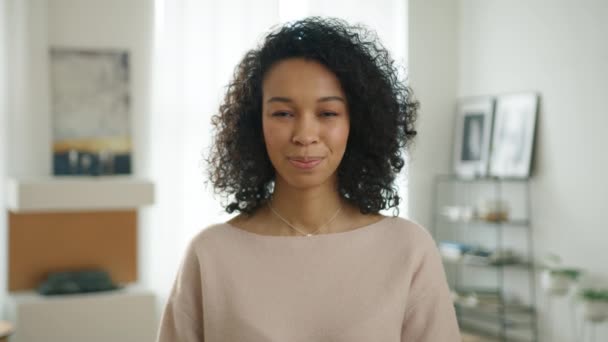Retrato Hermosa Mujer Afroamericana Racial Elegante Sonriendo Cámara Mirando Confiado — Vídeos de Stock
