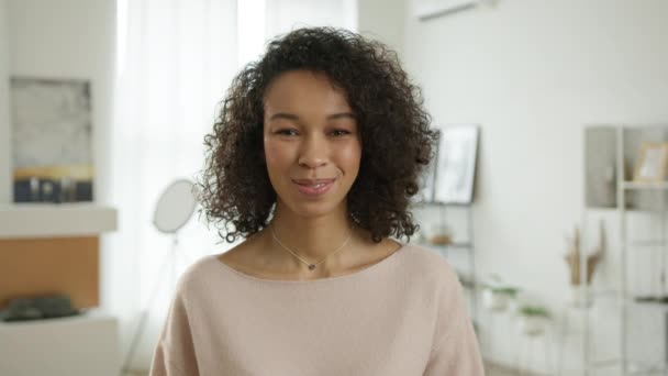 Zelfverzekerde Glimlachende Jonge Volwassen Raciale Vrouw Die Het Moderne Huis — Stockvideo