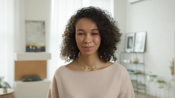 Retrato Feliz Millennial Dama Profesional Casual Con Dientes Blancos Mirando — Vídeo de stock