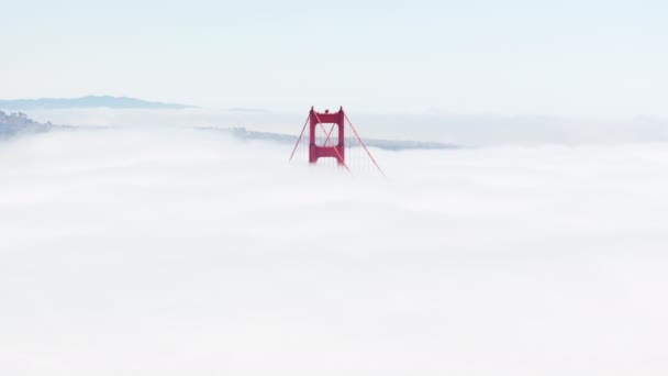 Вид Воздуха Башню Золотые Ворота Сквозь Туманные Облака Сан Франциско — стоковое видео