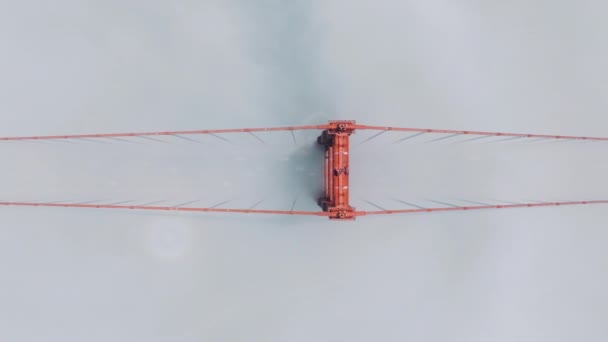 美国加利福尼亚州旧金山的金门大桥早上被浓雾笼罩 在浓雾中 无人驾驶汽车在桥上行驶的镜头 多云的天气背景 4K镜头 有复制空间 — 图库视频影像