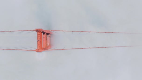 Birds Eye View Golden Gate Bridge Heavy Traffic Niebla Nubes — Vídeo de stock