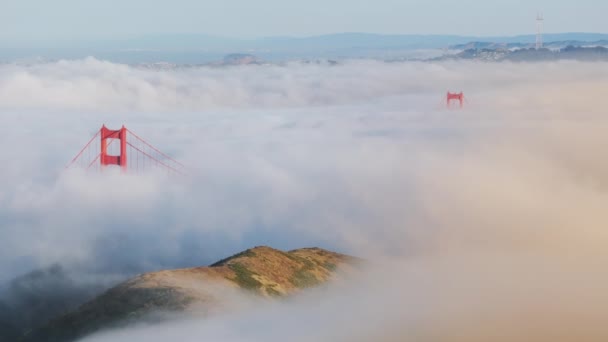 美国加利福尼亚州旧金山的金门大桥早上被时间的薄雾覆盖着 在红桥上滚滚浓雾的汽笛声 雾中卡尔沿着旧金山湾地区漂流 — 图库视频影像