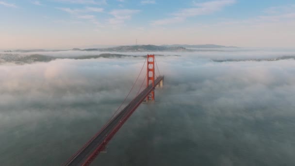 令人振奋的景象覆盖了金门大桥和美国加州旧金山郊区的雾气卡尔 日出时大云层在旧金山湾漂流的空中拍摄 4K段镜头 — 图库视频影像