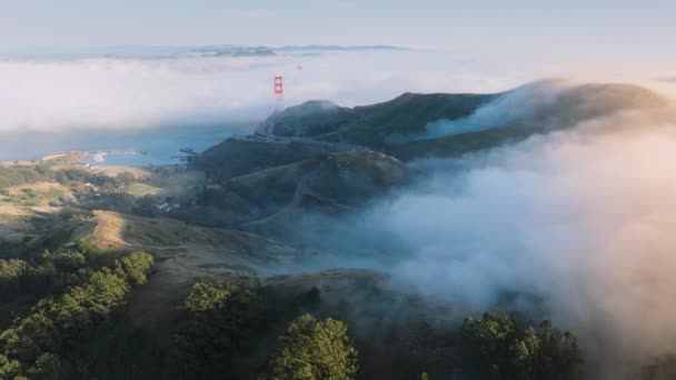 Utrata Czasu Ujęcie Dużych Chmur Pokryte Góry Golden Gate Bridge — Wideo stockowe